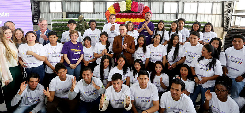 La Ley de Empleo Joven continúa dando resultados positivos en la contratación de jóvenes ecuatorianos en todo el país. Una de las empresas que ha incluido jóvenes en su personal tras la vigencia de la ley es Utopía Farms, florícola ubicada en El Quinche.